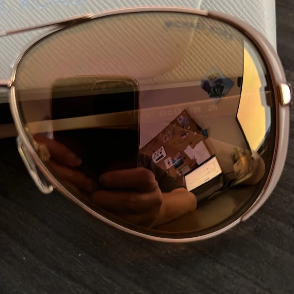 Michael Kors Chelsea Aviator sunglasses in rose gold - Picture 2 of 5